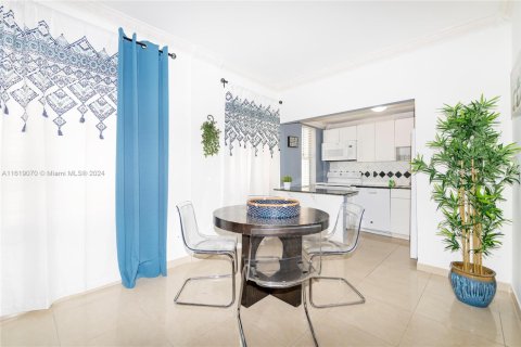 Condo in Miami Beach, Florida, 1 bedroom № 1959225 - photo 17