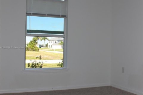 Casa en alquiler en Cape Coral, Florida, 4 dormitorios № 1952041 - foto 4