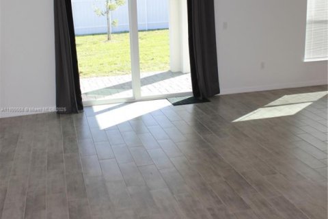 Casa en alquiler en Cape Coral, Florida, 4 dormitorios № 1952041 - foto 17