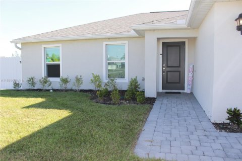 Casa en alquiler en Cape Coral, Florida, 4 dormitorios № 1952041 - foto 1