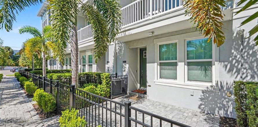 Adosado en Tampa, Florida 3 dormitorios, 183.67 m2 № 2426043
