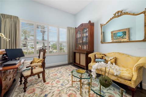 House in University Park, Florida 4 bedrooms, 227.61 sq.m. № 1916215 - photo 10