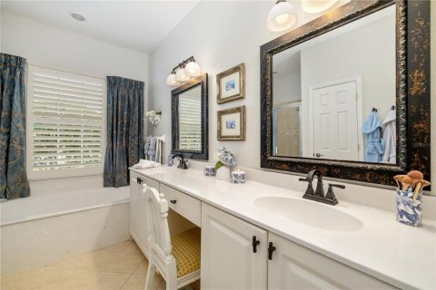 House in University Park, Florida 4 bedrooms, 227.61 sq.m. № 1916215 - photo 29