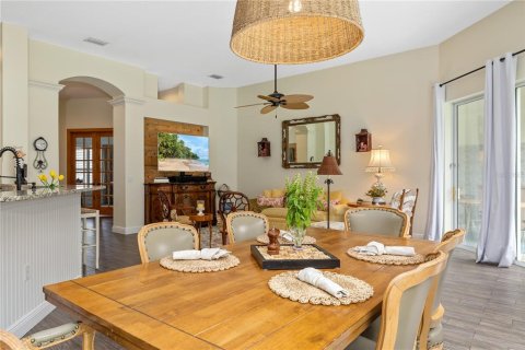 House in University Park, Florida 4 bedrooms, 227.61 sq.m. № 1916215 - photo 23