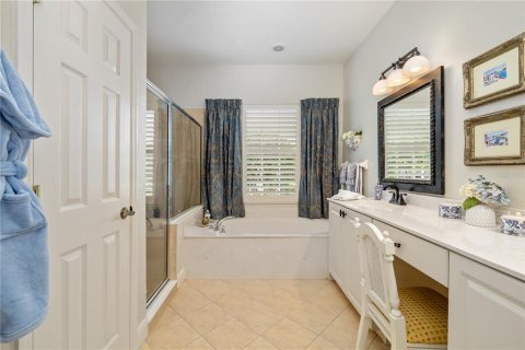 House in University Park, Florida 4 bedrooms, 227.61 sq.m. № 1916215 - photo 28