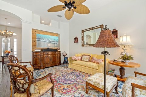 House in University Park, Florida 4 bedrooms, 227.61 sq.m. № 1916215 - photo 15