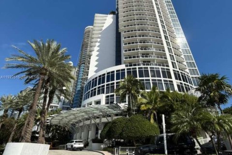 Studio in the Condo in Sunny Isles Beach, Florida  № 1998975