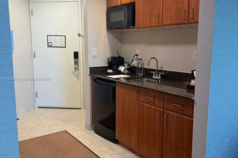 Condo in Sunny Isles Beach, Florida № 1998975 - photo 17