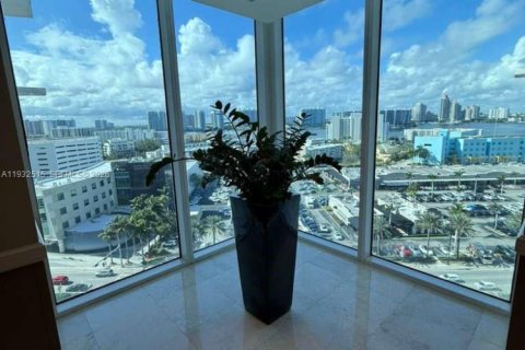 Condo in Sunny Isles Beach, Florida № 1998975 - photo 15
