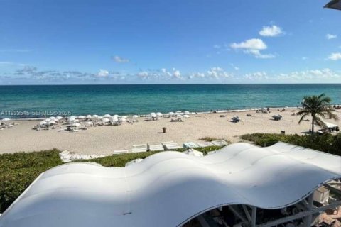 Condo in Sunny Isles Beach, Florida № 1998975 - photo 11