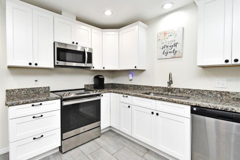 House in DeBary, Florida 3 bedrooms, 219.62 sq.m. № 1797289 - photo 15
