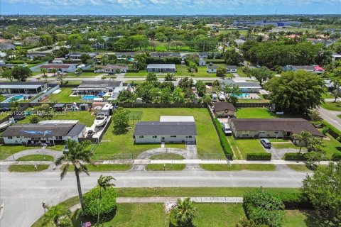House in Homestead, Florida 4 bedrooms, 168.62 sq.m. № 2076624 - photo 5
