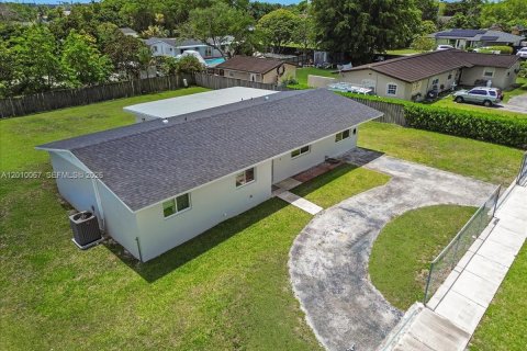 House in Homestead, Florida 4 bedrooms, 168.62 sq.m. № 2076624 - photo 4
