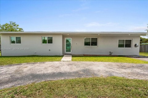 House in Homestead, Florida 4 bedrooms, 168.62 sq.m. № 2076624