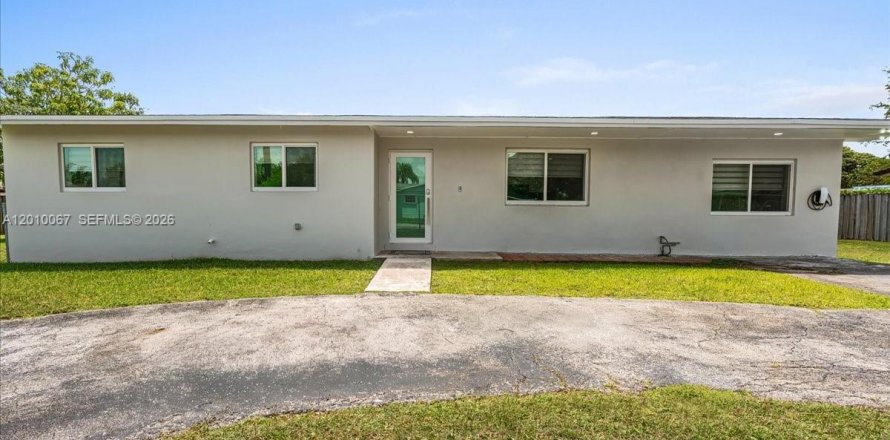 House in Homestead, Florida 4 bedrooms, 168.62 sq.m. № 2076624