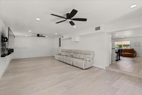 House in Homestead, Florida 4 bedrooms, 168.62 sq.m. № 2076624 - photo 17