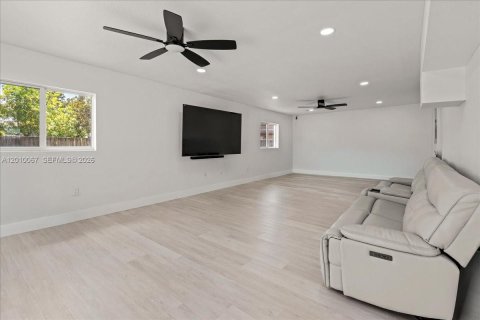 House in Homestead, Florida 4 bedrooms, 168.62 sq.m. № 2076624 - photo 19