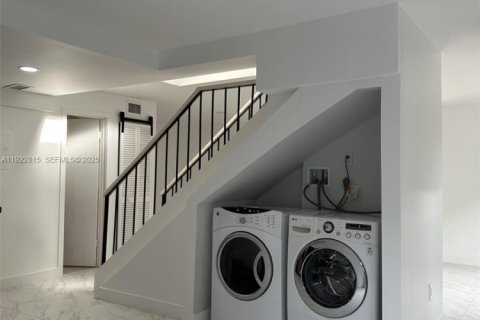 Townhouse in Miami, Florida 2 bedrooms, 123.56 sq.m. № 1986599 - photo 7