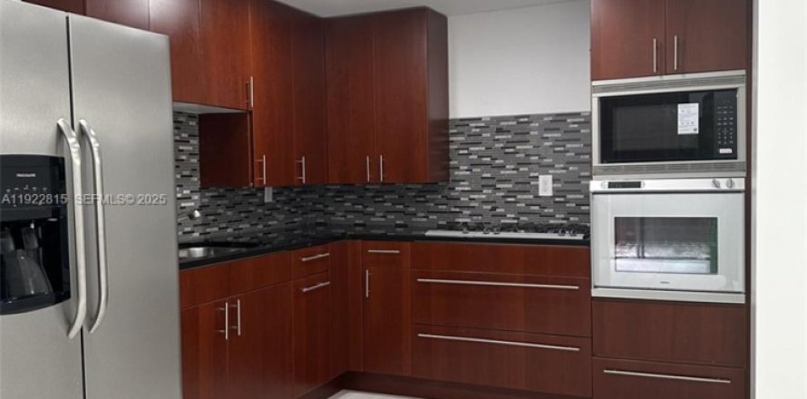 Townhouse in Miami, Florida 2 bedrooms, 123.56 sq.m. № 1986599