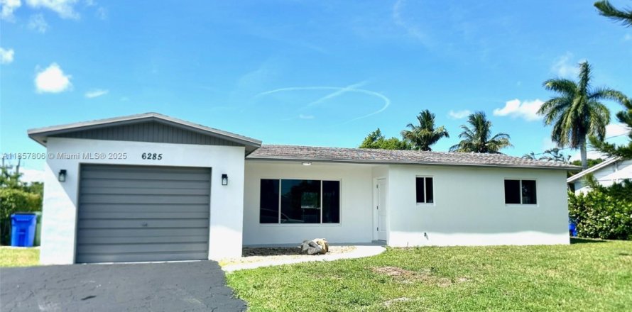 House in Margate, Florida 3 bedrooms, 121.89 sq.m. № 1882506