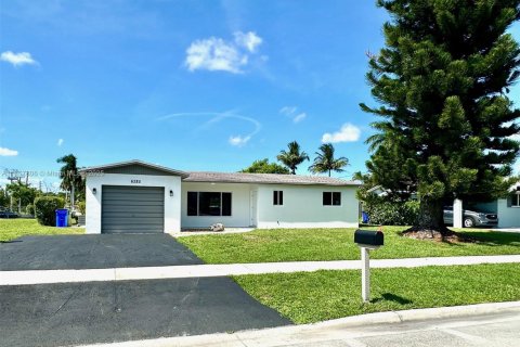 House in Margate, Florida 3 bedrooms, 121.89 sq.m. № 1882506 - photo 2