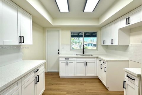 House in Margate, Florida 3 bedrooms, 121.89 sq.m. № 1882506 - photo 11