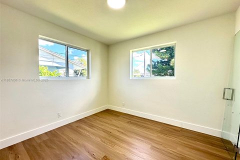 House in Margate, Florida 3 bedrooms, 121.89 sq.m. № 1882506 - photo 14