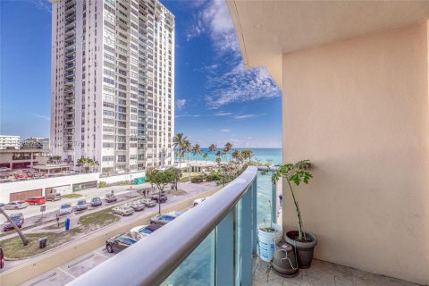 Condominio en alquiler en Hollywood, Florida, 1 dormitorio, 77.57 m2 № 2054440 - foto 30