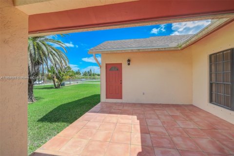 House in Homestead, Florida 4 bedrooms, 273.69 sq.m. № 2014656 - photo 4