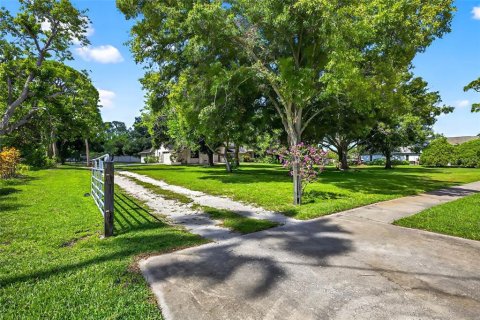 House in Pinellas Park, Florida 6 bedrooms, 613.15 sq.m. № 2329480