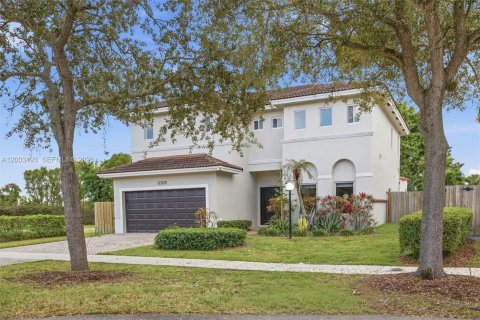 House in Miami, Florida 3 bedrooms, 247.4 sq.m. № 2068119 - photo 5