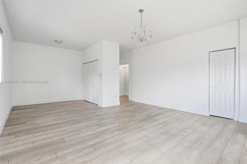 House in Miami, Florida 3 bedrooms, 247.4 sq.m. № 2068119 - photo 29