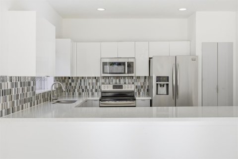 House in Miami, Florida 3 bedrooms, 247.4 sq.m. № 2068119 - photo 22