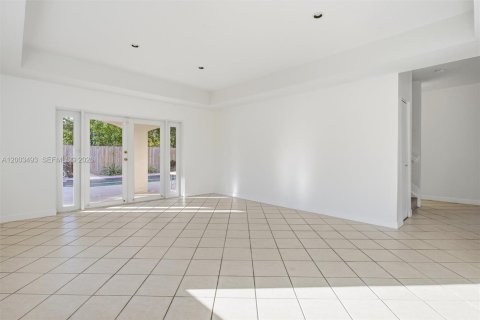 House in Miami, Florida 3 bedrooms, 247.4 sq.m. № 2068119 - photo 15