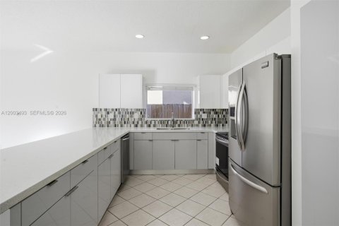 House in Miami, Florida 3 bedrooms, 247.4 sq.m. № 2068119 - photo 18