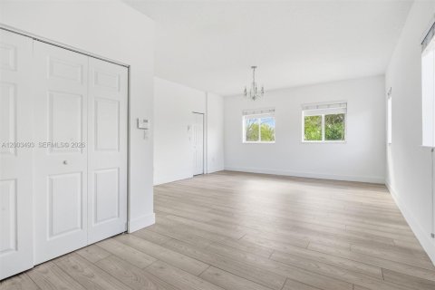 House in Miami, Florida 3 bedrooms, 247.4 sq.m. № 2068119 - photo 30