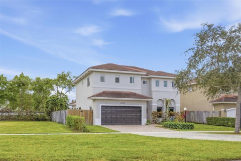 House in Miami, Florida 3 bedrooms, 247.4 sq.m. № 2068119 - photo 2