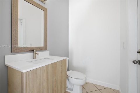 House in Miami, Florida 3 bedrooms, 247.4 sq.m. № 2068119 - photo 24