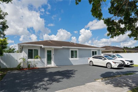 Villa ou maison à vendre à Florida City, Floride: 4 chambres, 129.6 m2 № 1969639 - photo 1