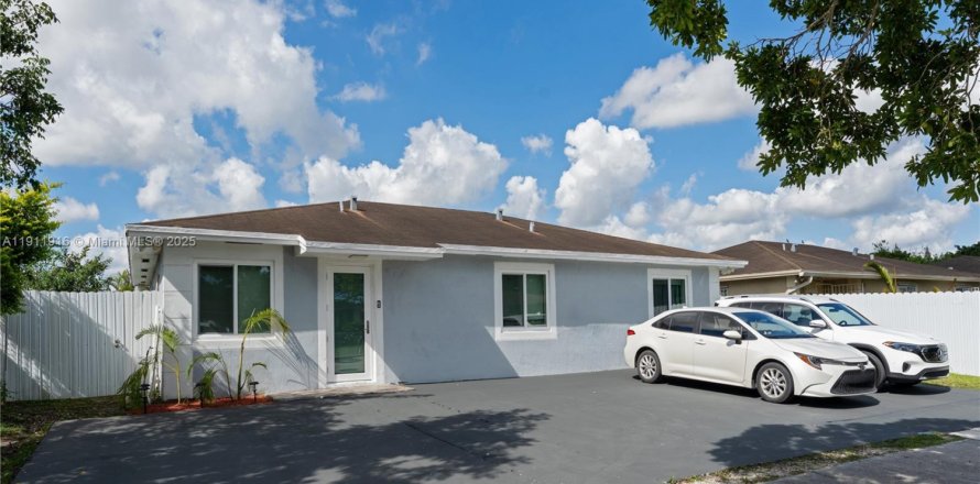 Villa ou maison à Florida City, Floride 4 chambres, 129.6 m2 № 1969639