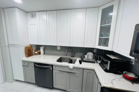 Condominio en Sunny Isles Beach, Florida, 1 dormitorio  № 2058819