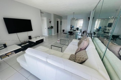 Condominio en alquiler en Sunny Isles Beach, Florida, 1 dormitorio, 66.89 m2 № 2058819 - foto 10