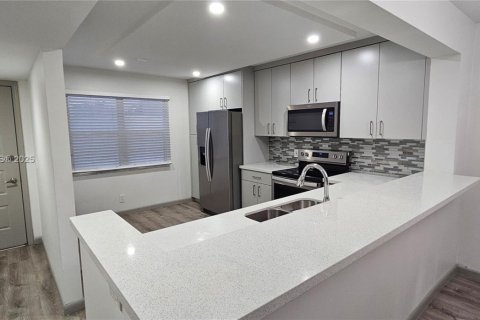 Condominio en venta en Pembroke Pines, Florida, 2 dormitorios, 110.83 m2 № 1788386 - foto 1