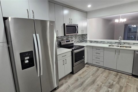 Condominio en venta en Pembroke Pines, Florida, 2 dormitorios, 110.83 m2 № 1788386 - foto 3