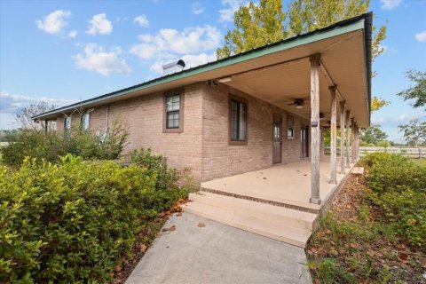 Villa ou maison à vendre à Bell, Floride: 4 chambres, 179.49 m2 № 2410415 - photo 2