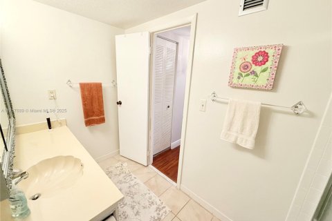 Copropriété à louer à Hallandale Beach, Floride: 2 chambres, 130.06 m2 № 1974332 - photo 19