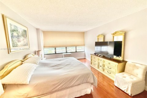 Copropriété à louer à Hallandale Beach, Floride: 2 chambres, 130.06 m2 № 1974332 - photo 13