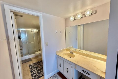 Copropriété à louer à Hallandale Beach, Floride: 2 chambres, 130.06 m2 № 1974332 - photo 17