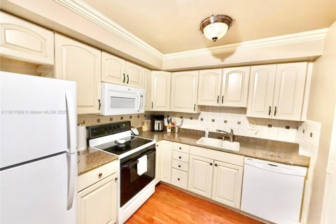 Copropriété à louer à Hallandale Beach, Floride: 2 chambres, 130.06 m2 № 1974332 - photo 1