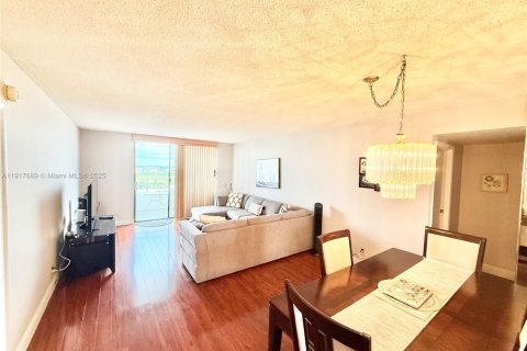 Copropriété à louer à Hallandale Beach, Floride: 2 chambres, 130.06 m2 № 1974332 - photo 15